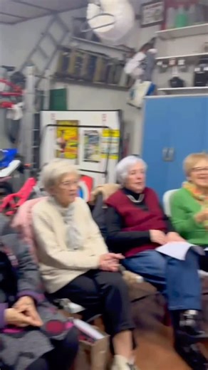 Malvela on Instagram: "Hoxe é a Candeloria, cando o inverno dubida e a primavera comeza a facer sinais. Di o refrán: “Cando a Candeloria chora, mitade do inverno vai fóra; cando a Candeloria ri, mitade do inverno está por vir.” Tamén neste día casan os paxaros, sinal de que a vida esperta pouco a pouco, e é tradición bendicir as candeas para traer luz, protección e bo augurio aos fogares durante todo o ano. Un día cheo de simbolismo, de saber popular e de boas costumes. E ti, que refráns coñeces