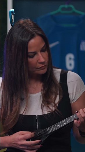 🔴⚪🎸 Το Challenge ήταν "παίξε μας το τραγούδι της αγαπημένης σου ομάδας" και η Χρύσπα DELIVERED!