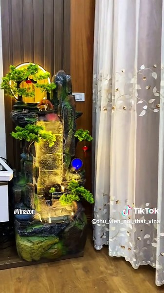 99 MẪU TIỂU CẢNH PHONG THUỶ CÓ MÁY TẠO KHÓI XU HƯỚNG 2026-2027. Có người thích tiếng nước chảy nhẹ, có người lại thích bởi ánh sáng phản chiếu trên mặt nước. Sau 1 ngày bận rộn, nhiều người thích ngồi vài phút trước tiếng nước chảy để thư giãn. Điều khiến nhiều người thích mẫu tiểu cảnh phong thuỷ này không chỉ là vẻ ngoài mà còn là âm thanh nước chảy nhẹ, tạo cảm giác dễ chịu khi ngồi làm việc, đọc sách. Decor không gian sống hiện đại. Anh chị quan tâm ib em luôn nhé. #tieucanhdepvn✅ #honnonbog
