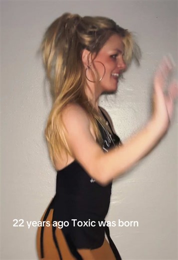 I remember hearing this song on an old black alarm radio I had in my room and I thought this was such a cool song with all the cool sound effects. I’ve never heard anything like this !!!🖤🤎 @Britney Spears #toxic #inthezone #britneytribute #britney #y2knostalgia