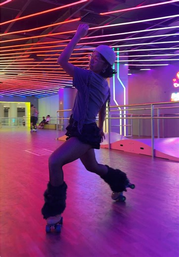 Master Roller Skating with Li Zhong Yi's Spellbinding Tips
