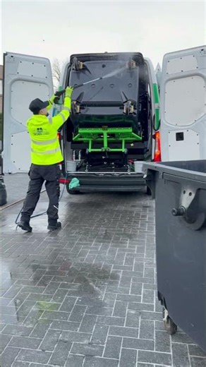 Reiniging van bedrijf afvalcontainers