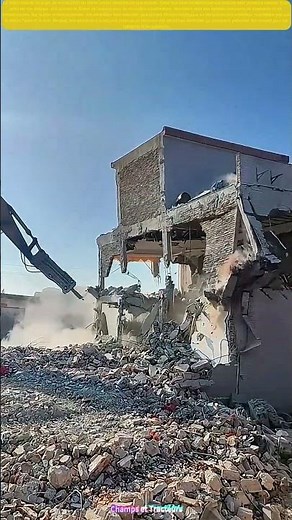 Démolition méthodique : Comment la technique du bulldozer réinvente l'aménagement urbain