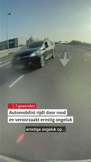 Zwarte Renault rijdt door rood en botst op afslaande auto #maarssen #utrecht