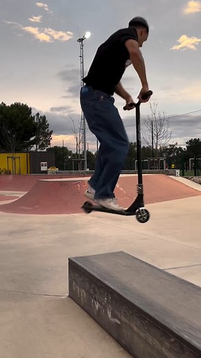 Damm @jonathanperroni jumped so high he nearly fell off 🤯 Running them Reaper V3 bars with Omen SCS, Declare V2 forks & Delux wheels 😍 #envyScooters #Scootering #OmenSCS @envy.disclaimer | Envy Scooters