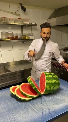 Sezonun son karpuzlarını kesiyorum 🍉👌🤗 şansıma görüntüsü çok iyi değil ama şeker tadında bir karpuzdu 👌 #farukchef #karpuz #farukgezen