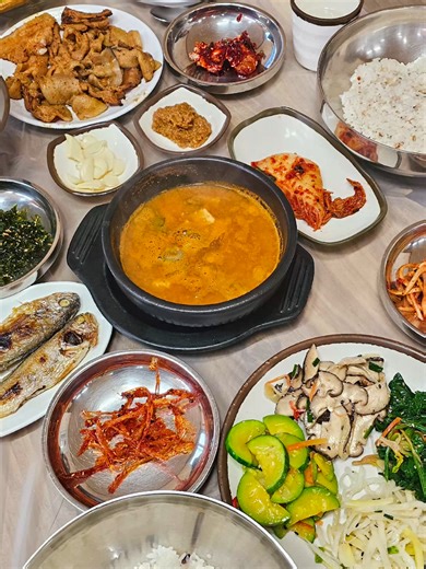 1인 15000원, 연탄구이 맛집 '툇마루' . 속이 꽉차 쫀쫀한 식감의 오곡밥 각종 나물반찬, 고추장, 참기름 넣고 비빔밥해주고 불향 가득 연탄구이 조기 간장게장으로 메인급 반찬만 3가지에 구수한 청국장까지 . 📌 툇마루 주소 : 광주 광산구 월계로118번길 31 #광주맛집 #월계동맛집 #광주백반 #보리맙맛집 #광주밥집