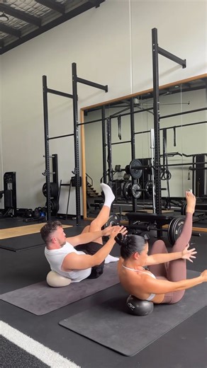 PILATES INSPIRED AB CIRCUIT🔥 45 seconds on each exercise, 3 rounds, no rest until all 3 rounds are complete🥵 @tobi_pearce has been doing my weekly ab workouts with me from my 28 day challenge and he even didn’t miss our session post his bucks😂 p always there for emotional support🐶 | Rachel Dillon