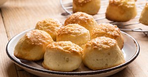 20 perc az egész: így készül a tökéletesen omlós sajtos pogácsa az air fryerben