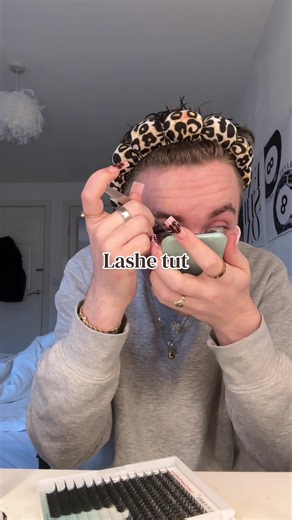 How to Apply Lashes Like a Pro: Step-by-Step Tutorial