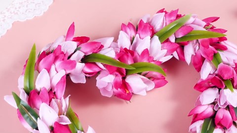 18'' Valentine Wreaths Tulip Heart Shaped Wreaths for Front Door Decoration with Artificial Spring Floral Flower Pink for Valentines Party Decor(Red, Pink,Tulip)