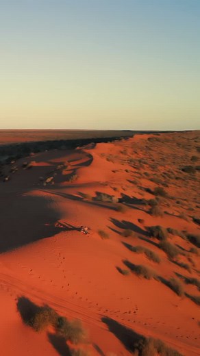 ✈️ Why drive for days when you can fly in style? Our 3-Day Outback Adventure takes you over 2,000km into the heart of Australia, touching down at some of the most remote and iconic destinations in the country. 📍 Birdsville • Lake Eyre • William Creek • Innamincka • Cunnamulla 🌅 Watch the sun set over Big Red in the Simpson Desert 🏨 Drink at the legendary Birdsville Hotel 🛩️ Soar over the vast expanse of Lake Eyre 🐑 Experience authentic station life at Toogunna Plains Farmstay ♨️ Unwind at C