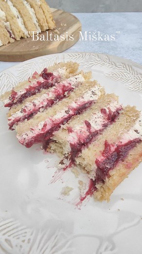 Baltasis Miškas - vyšnių, kremo su šokolado drožlėmis ir maskarpones tortas. Jis yra Kalėdų skonių rinkinyje, bet at norėtumėte atskiro recepto? | Dia Patisserie