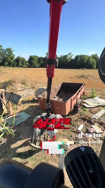 Aujourd’hui, je vais chercher de la ferraille chez un agriculteur. Il m’avait dit qu’il y avait “trois morceaux à charger”. Résultat : rouleau, andaineur, extincteurs, pneu planqué… et une remorque géante cachée derrière le hangar. Heureusement, j’avais prévu le coup avec deux bennes. Moralité : faut toujours se méfier des “petits tas”. 🚛💥 T’aurais tout pris en un voyage, toi ? 👇 #ferrailleur #scania #scaniav8 #pourtoi #fyp