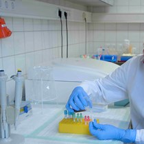 Video: Hemocompatibility Testing of Blood-Contacting Implants in a Flow Loop Model Mimicking Human Blood Flow