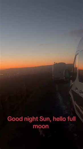 Luz del Lobo: La Magia del Moonset en Peak District