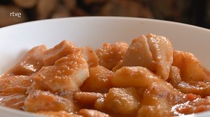 18K views · 132 reactions | Reportaje del Programa Ahora o Nunca donde nos elaboran unas Papas con CHOCOS de toda la vida desde la localidad sevillana de Aznalcázar. #españa #sevilla #Aznalcazar #andalucia #recetas #recetasfaciles #PapasConChocos | QuedateEnAndalucia | Facebook