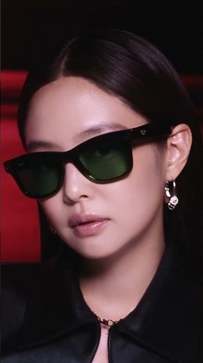 Jennie wears the iconic Ray-Ban Meta Wayfarer.