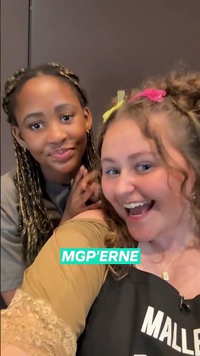 Vi giver telefonen videre til deltagerne fra 'Det sorte kageshow' 📱💨