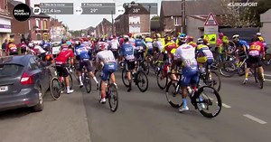 Déjà une chute : Bettiol, Politt et Milan touchés