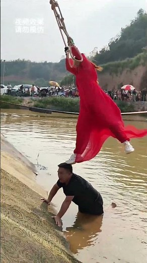 The Red-clad Goddess Demonstrates "Lingbo Weibu"! #Swinging on Water