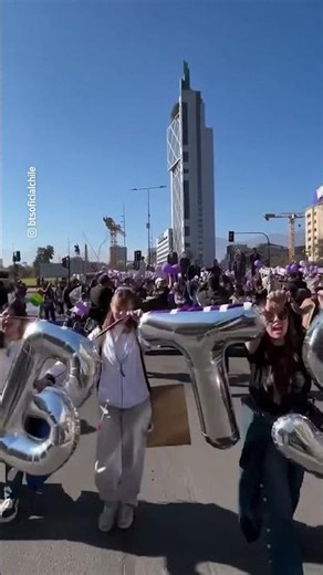 Fans de BTS marchan en la Alameda