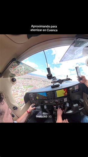 Aproximando para aterrizar en Cuenca: vistas de la catedral y centro histórico