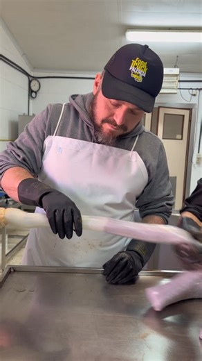 ¿Como funciona una fábrica de morcillas? El otro día mi amigo David nos enseñó cómo se hacen las @morcillasdevillada Productazo de mi tierra | Charlito Cooks