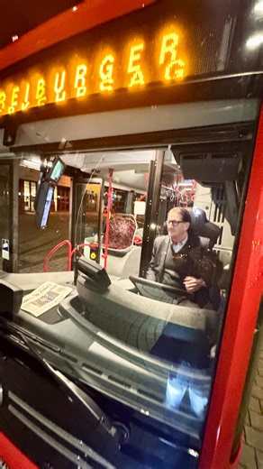 Badische Zeitung Freiburg on Instagram: "Die Freiburger Verkehrs-AG hat mittlerweile 45 E-Busse im Einsatz und kann an Wochenenden schon rein elektrisch fahren. Wie fährt Sigg der neue E-Bus eCitaro? VAG-Fahrer Alwin Götz hat uns auf eine Frühschicht quer durch Freiburg mitgenommen. Die Reichweite beträgt rund 250 Kilometer, im Stadtverkehr aber weniger. An verschiedenen Haltestellen gibt es Ladepunkte. In nur zehn Minuten können 40 Prozent an Energie nachgeladen werden. #ebus #ecitaro #elektrob