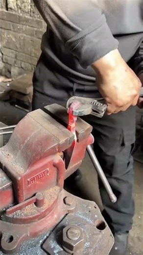 Hot twisting and forming process of the dart handle