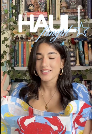 Obvio cada cosa tiene su unboxing que voy a ir subiendo a lo largo de la semana ⭐️ (eventualmente tendré que hacer un repisa makeover) #fangirlhaul #booktok #comictok #thecruelprince #fangirl