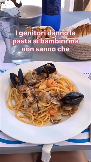 Anna Ilyushchenko on Instagram: "1.Non è un alimento sano! La pasta moderna è un alimento altamente processato, quasi privo di nutrienti e non può offrire niente a un bambino in fase di crescita e sviluppo. Un piatto di pasta “ruba” tantissimi nutrienti che il tuo bambino potrebbe assumere tramite gli altri alimenti. Assumere la pasta giornalmente garantisce le numerose carenze nutrizionali! 2. Il glutine (la parola deriva da “glue” colla in inglese) incolla insieme i villi intestinali, ciò crea
