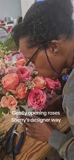 little florist secret 🌹 Good morning, How You?🇧🇧🧘‍♀️ Before roses go into our designs, we gently open the petals so they bloom beautifully in the arrangement but then I may need to give them a sweet blow afterwards It’s these small details that transform flowers into luxury floral designs. Designed with care at EMY Custom Flowers – Mahopac, NY #tiktokreels 🌿 Custom Flower Arrangements 🌿 Sympathy & Memorial Flowers 🌿 Weddings & Events 🌿 Hudson Valley Florist Order online: www.emycustomflo