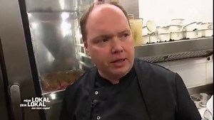 Mike Süsser bekommt seine Ripperl mit leckeren Topping auf den Tisch serviert und probiert. Eigentlich schmeckt ihm das Essen ganz gut, vor allem die Wahl des Käses überzeugt den Profikoch. Doch leider fehlt es Mike noch etwas an Wumms, es fehle z.B. Salz.😬 #Clip #MeinLokalDeinLokal | Mein Lokal, Dein Lokal