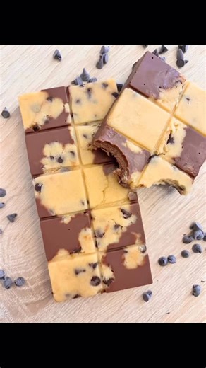 🍪✨ Tuto du jour ✨🍪 Avis aux fans de pâte à cookies crue… ce tuto est pour vous 🤩🙌 Aujourd’hui, on réalise une tablette cookies dough ultra gourmande 😍 👉 Pas de four, pas de cuisson… juste du pur plaisir à croquer ! 🤤 Un délice fondant et réconfortant qui va en faire craquer plus d’un 💕 Et bonne nouvelle : vous pouvez retrouver en boutique le chocolat Jivara 🍫 ainsi que les pépites parfaites pour la recette 😏🔥 Alors, qui est prêt à tester cette bombe de gourmandise ? 🙋‍♀️🙋‍♂️ Voici l