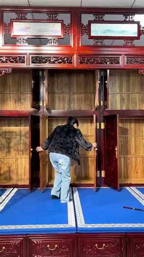 The large kang bed with its latticework, also known as a warm pavilion, exudes a strong antique,