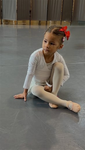 GEOᖇGETTE ᑭOᒪIᘔᘔI | Art | Fashion | Family | on Instagram: "Oggi, mentre la vestivo da ballerina nella sua cameretta, mi si è stretto il cuore. Vederla così, pronta per il suo primo show, la sua prima lezione a porte aperte davanti ai genitori… mi ha fatto venire un nodo in gola. Perché la danza è sempre stata il mio sogno da bambina. Un sogno che non ho potuto vivere. I soldi non c’erano, la situazione non lo permetteva, mia madre non lo condivideva… e il mio passato difficile ha fatto il resto