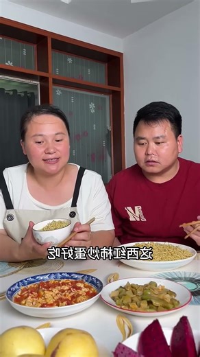 Chồng ngốc của tôi lại ăn một mình nữa rồi, và mẹ chồng tôi thì bắt anh ấy nhịn đói.