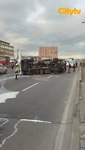217K views · 8.1K reactions | Grave accidente de tránsito a la altura de la carrera 30 con calle 13. Según el reporte preliminar, el conductor del camión que transportaba leche perdió el control y terminó volcándose en esta importante vía de la capital colombiana. Más información en www.citytv.com.co  #CityTv #Movilidad #NoticiasBogotá #Accidentalidad | Citytv.com.co | Facebook