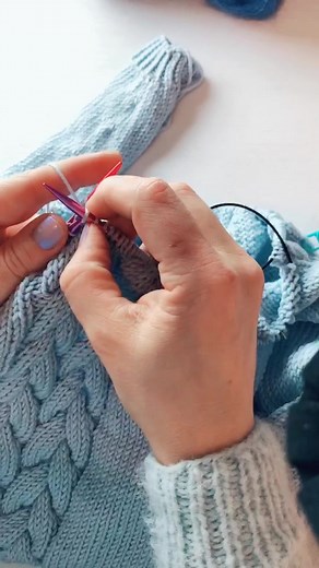 Knitting cables 🤩 #fyp #crafts #diy #knitting #knit #strikk #knittingtutorial #tiktokcrafts #doityourself #knitter