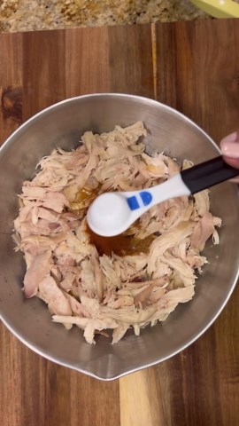 Melanie Hale on Instagram: "EASY SALSA VERDE ENCHILADAS!! INGREDIENTS: * 4 cups of shredded rotisserie chicken (or cooked and shredded chicken breast * 1 teaspoon salt * 1 teaspoon chili powder * 1/2 teaspoon cumin * 1/2 teaspoon smoked paprika * 1/4 to 1/2 teaspoon cayenne pepper * 2 tablespoons honey * 1 1/2 limes, juiced * 8 to 10 soft taco sized tortillas * 2 cups grated cheddar cheese * 2 cups grated Monterey Jack cheese * 5 tablespoons butter * 1/3 cup flour * 1 jar roasted salsa Verde (me