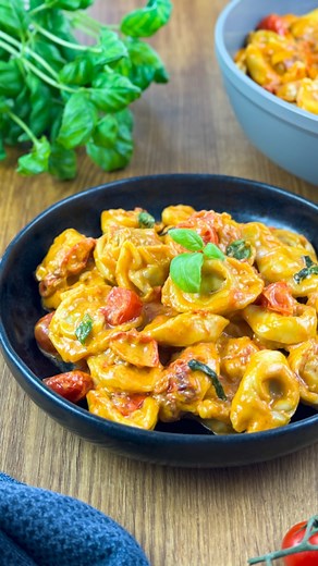 Cremige Tortellini Pfanne 📌 Rezept zum Speichern Hey Foodies, heute habe ich eine super leckere und schnelle Tortellini Pfanne für euch, die in nur 15 Minuten zubereitet ist. Zutaten für 3 Personen: 500g Tortellini aus dem Kühlregal 300g Kirschtomaten 2 Knoblauchzehen 1 Zwiebel 400g Sahne 1EL Tomatenmark 1 Hand voll Basilikum 125g Mini Mozzarella Kugeln Salz und Pfeffer 2EL Olivenöl Zubereitung: ◾️Kirschtomaten halbieren. ◾️Knoblauch und die Zwiebel jeweils abziehen und fein würfeln. ◾️Olivenöl