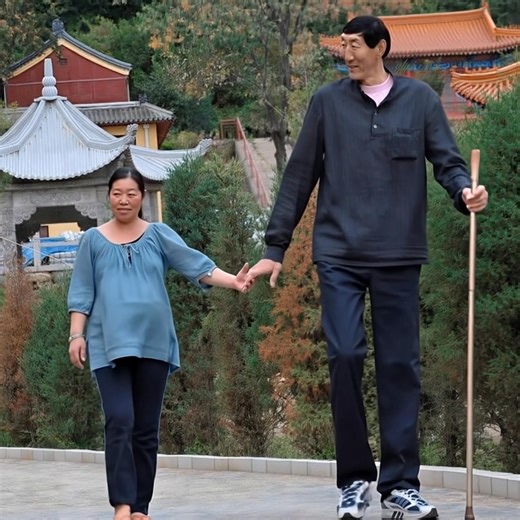 A 7.7 feet tall man spent most of his life alone, struggling with his unique height😲💑. However, at 56, he fell in love with an ordinary woman who was much shorter than him😮🤔. After getting married, the couple had a son😵‍💫. Do you want to see what their son looks like now?👶📸Check out their photos in the comments below⬇️⬇️⬇️ | Interesting Stories