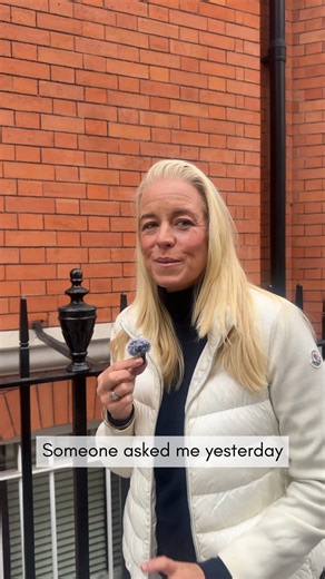 Ossa Organic on Instagram: "“Is colostrum the same as collagen?” This is the #1 question @catherine_farrant gets and the answer matters. Collagen (and gelatine) = structure. They feed your skin, joints, gut lining, hair, and teeth. Colostrum = immune balance. It’s rich in immunoglobulins (Ig), which help calm things like allergies, rashes, rosacea, and histamine reactions. Different roles. Both powerful. And Catherine uses both daily Tell us 👇 Do you struggle more with skin issues, allergies, o