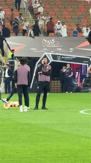 Le Journal du Real on Instagram: "😁 Jude Bellingham au téléphone avec sa famille lors de la reconnaissance terrain avec d’affronter l’Atletico Madrid en Supercoupe d’Espagne ! 🔥 #realmadrid #football #lejournaldureal"