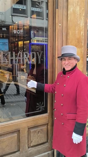 ✨ Lhardy: 185 años de historia en cada salón ✨ Desde 1839, Lhardy mantiene vivo el espíritu de la gastronomía madrileña con sus espacios más emblemáticos: • Salón Isabelino • Salón Blanco • Salón Sarasate • Salón Japonés Cada uno conserva su esencia original, donde recetas centenarias, tradición y un servicio impecable se unen para crear una experiencia única. 📍 Un referente en Madrid, ayer y hoy. 🌐 En nuestra web puedes descubrir todos los salones y su historia. #Lhardy #185Años #HistoriaDeMa