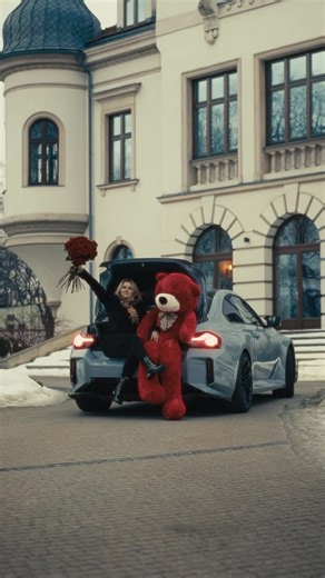 KWIATY BRZOZÓW | BUKIETY | FLOWERBOXY | KWIATOMAT | ŚLUBY | on Instagram: "Szukasz prezentu, który naprawdę zrobi wrażenie? 🌹 Romantyczny bukiet + miś XXL z naszej kwiaciarni pełen emocji, stylu i miłości 🏎️ Voucher od @bananowefury_ sportowe samochody, adrenalina niezapomniane przeżycie i dźwięk silnika, który przyspiesza tętno 🌹+🚗Połącz romantyzm z emocjami i podaruj prezent, który zostanie w pamięci na długo 📩 Przyjmujemy zamówienia walentynkowe 📞 664 712 512 💬 napisz do nas Wynajmij s