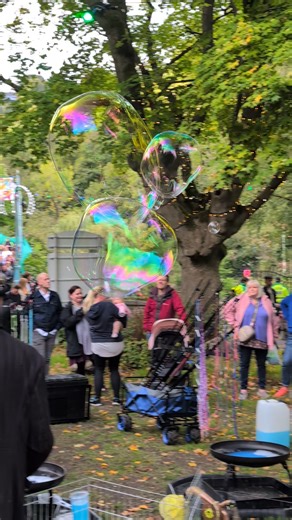 If you have tickets for this evening's Illuminations look out for giant bubbles 🫧 courtesy of the brilliant Paris Bubbles Entertainment as you enter the grounds (gates open at 5.30pm). A reminder that while this evening's Illuminations haven't yet *s o l d - o u t* our best advice is to book online in advance to save cash and avoid disappointment. We have *lots* of great stuff planned, not least the return of our 'Frozen' singalong with Anna and Elsa characters. Plus we have circus skills and o