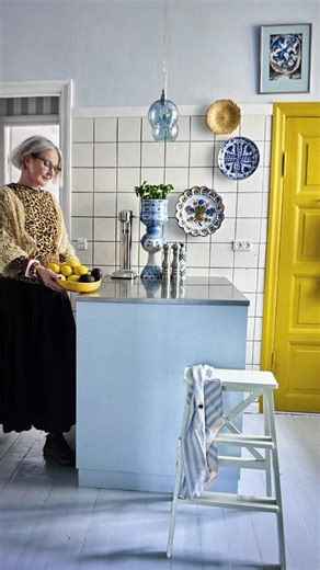 Eva-marie Wilken on Instagram: "En af de svære opgaver som boligstylist er, at få en seng til at se tilpas uredt/ redt ud. Næsten lige meget hvordan man bærer sig ad, får sengen ikke det der tilpas uredte- tilfældige look, som omvendt ikke ser rodet ud. Jeg arbejder her med en vandforstøver, og risikoen er (klart) at der kommer store vandplamager, og at man må igang med hårtørreren 🤣🤣 Forleden blev der taget billeder i lejligheden af og til @fluggerofficial"