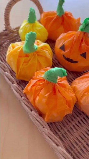 Easy DIY decorations and candy souvenirs for your Halloween party!
